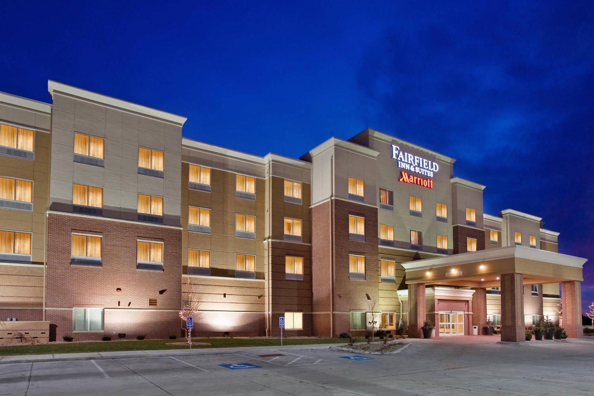 Fairfield Inn & Suites By Marriott Карни Экстерьер фото